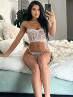 Ensemble de lingerie sexy deux pièces : haut tube transparent brodé, string et tanga.