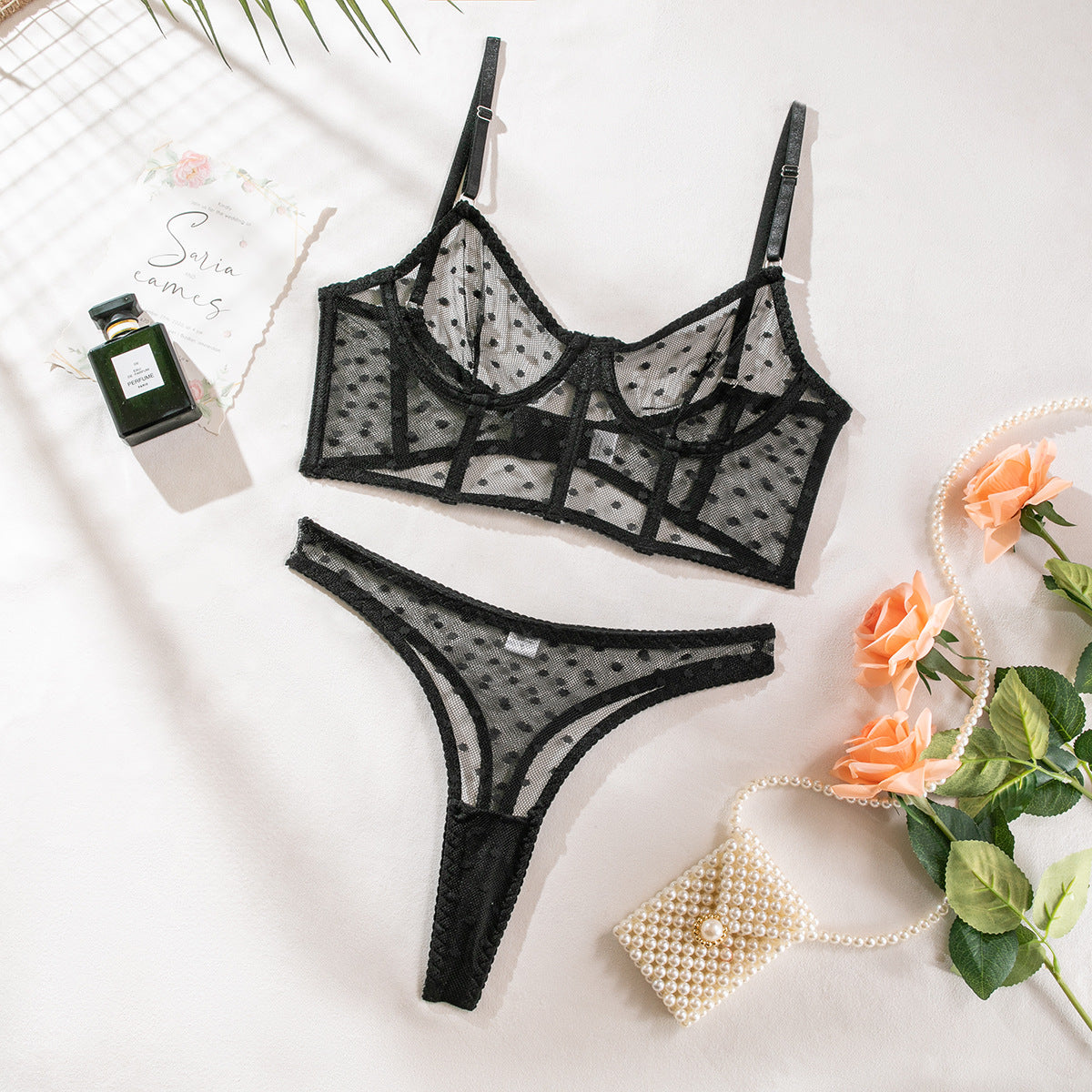 Zweiteiliges Set aus gepunktetem, ultradünnem, durchsichtigem BH und String aus Mesh.