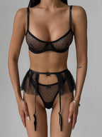 Ensemble de lingerie sexy trois pièces comprenant une jupe, un string et un tanga.
