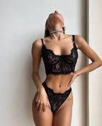 Ensemble deux pièces : soutien-gorge, culotte et string en dentelle unie.