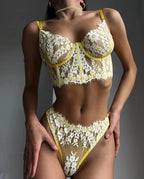 Ensemble deux pièces : soutien-gorge, culotte et string en dentelle unie.